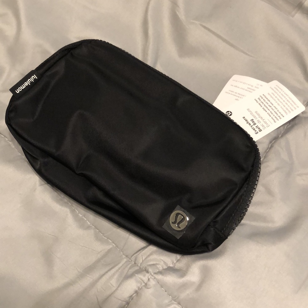 NWT [Lululemon] Everywhere Belt Bag in Black 🖤 - Picture 2 of 9